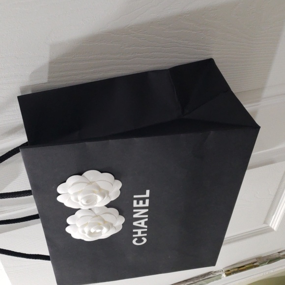CHANEL Black & White Camellia Paper Gift Shopping Bag, Luxury Sized 11.75x9.5x5" - Picture 4 of 9